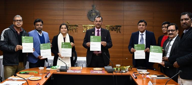 Read more about the article लघु सचिवालय में जिला स्तरीय समीक्षा समिति की बैठक में डीसी कैप्टन शक्ति ङ्क्षसंह ने किया संभाव्यक्ता युक्त ऋ ण पत्रिका का विमोचन