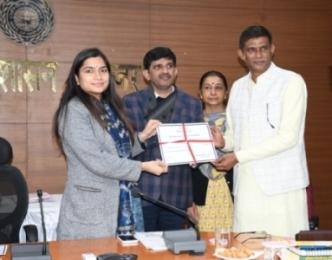 Read more about the article एडीसी सलोनी ने नवनिर्वाचित अध्यक्ष व उपाध्यक्ष को प्रदान किए निर्वाचन प्रमाण पत्र