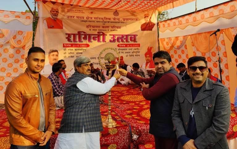Read more about the article कला परिषद द्वारा मलिकपुर में 2 दिवसीय रागनी उत्सव आयोजित,मुख्यमंत्री के ओएसडी गजेंद्र फौगाट ने किया सबका धन्यवाद