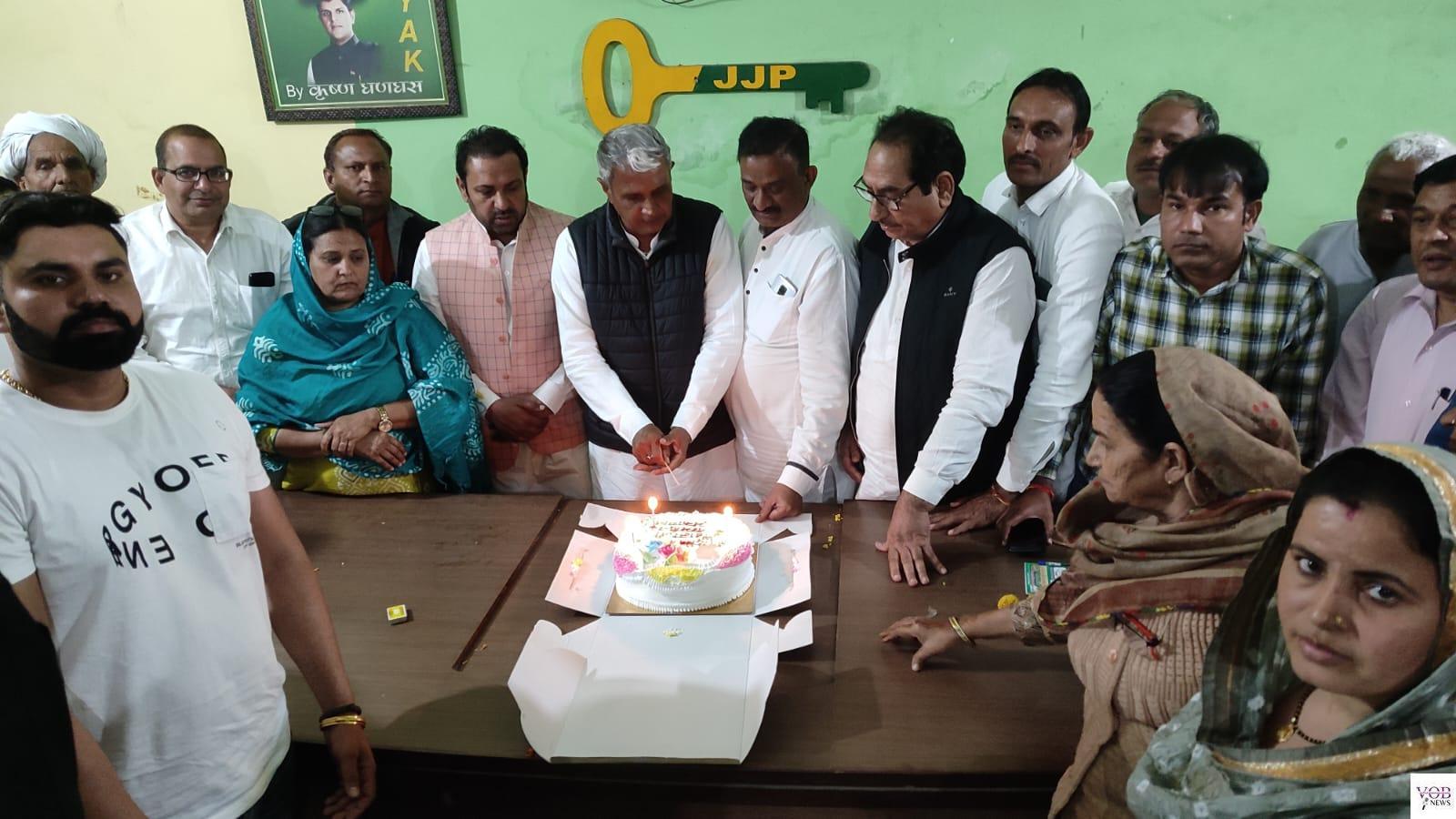 Read more about the article पार्टी कार्यालय मे पार्टी पदाधिकारियों एवं कार्यकर्ताओं द्वारा राष्ट्रीय महासचिव दिग्विजय सिंह चौटाला का जन्मदिन बनाया गया