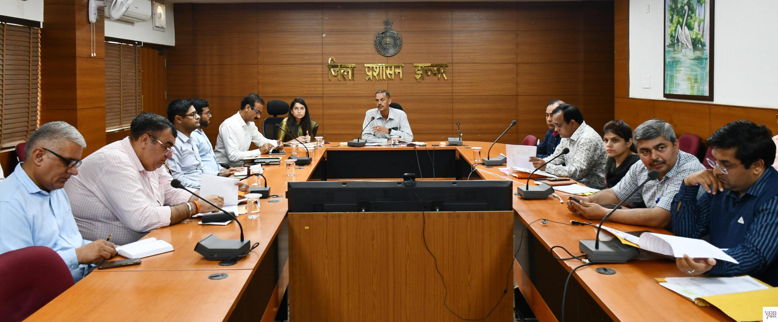 Read more about the article प्रत्येक पात्र तक योजना का लाभ पंहुचाना सुनिश्चित करें अधिकारी – बोले डी सी