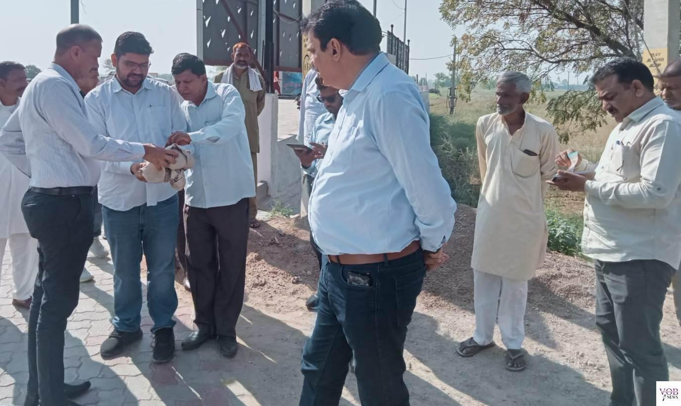 Read more about the article साल्हावास व मातनहेल तहसील में जांची ई-गिरदावरी: डी सी