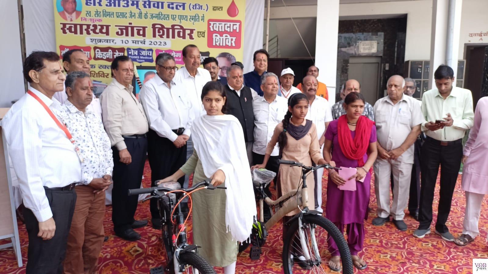 Read more about the article स्वर्गीय श्री सेठ विमल प्रसाद जैन के जन्मदिवस पर रक्तदान शिविर में स्वास्थ्य शिविर का आयोजन: हरिओम सेवा दल