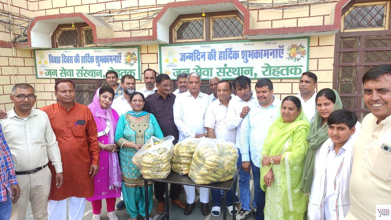 Read more about the article राजीव गांधी स्टेडियम रोहतक पुल के नीचे गोशाला में गायों को गुड चारा खिलाया