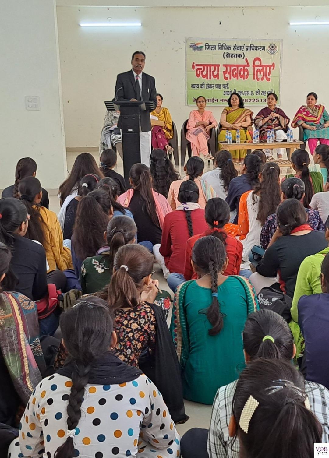 Read more about the article महिलाओं को उच्च स्तर के जोखिम में डालता है कार्य स्थलों पर यौन उत्पीडऩ