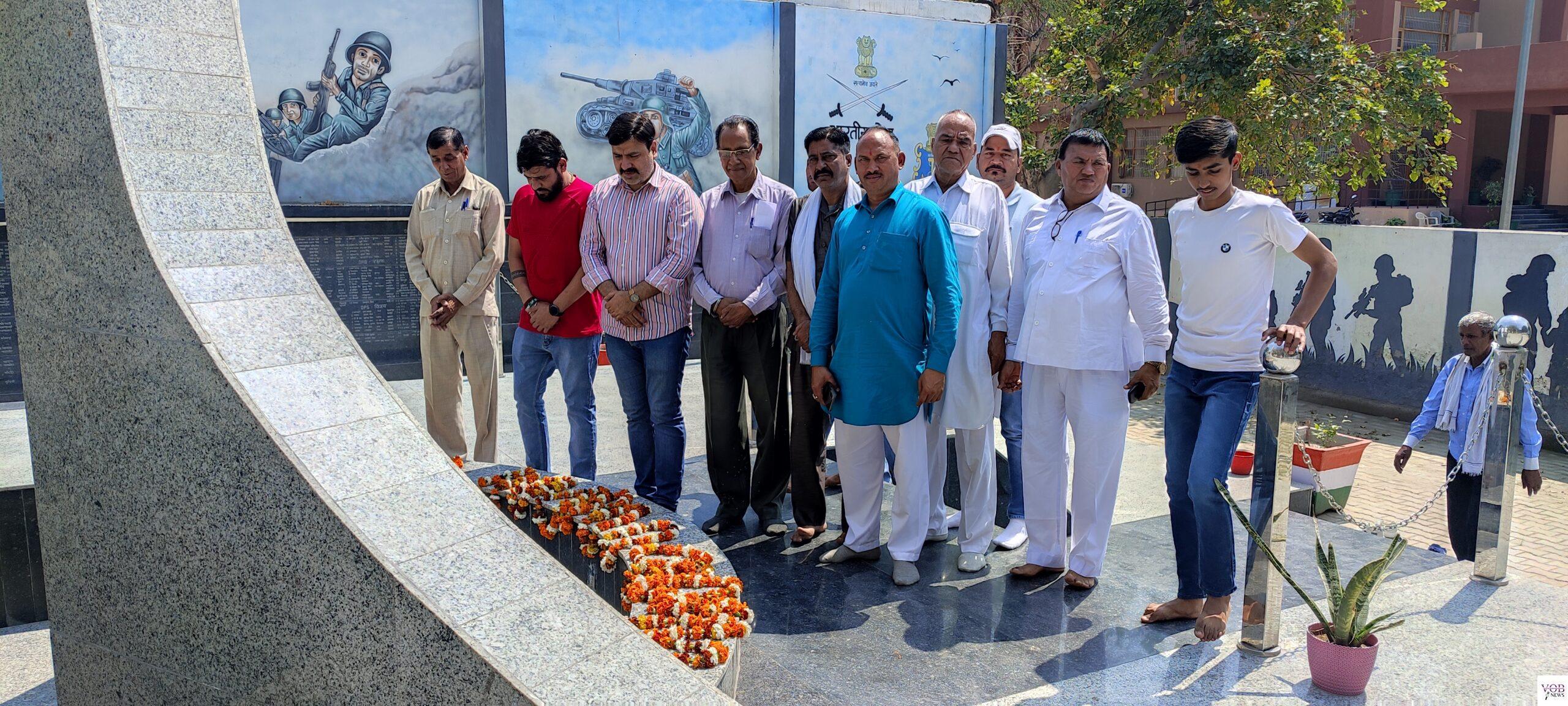 Read more about the article शहीद स्मारक स्थल पर भावपुष्प अर्पित कर दी श्रद्धांजलि