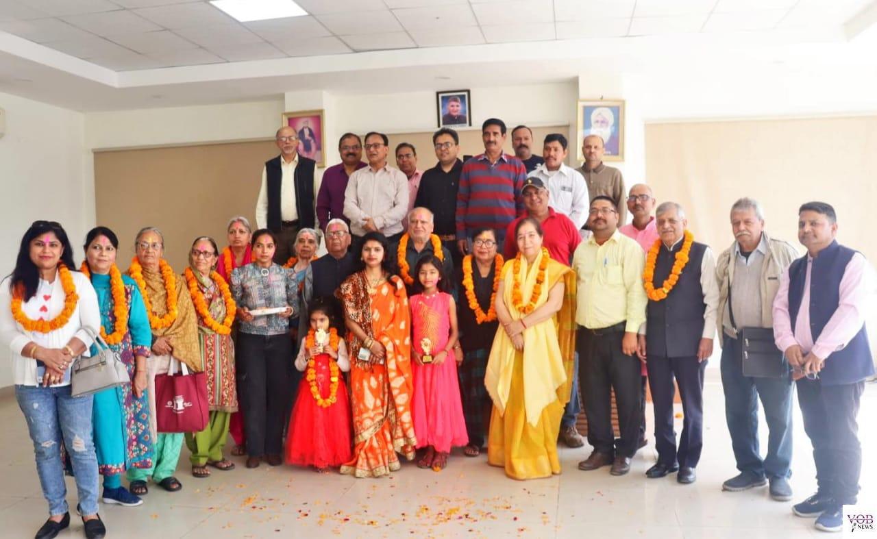 Read more about the article बुजुर्गों के साथ धूमधाम से मनाया होली मिलन समारोह