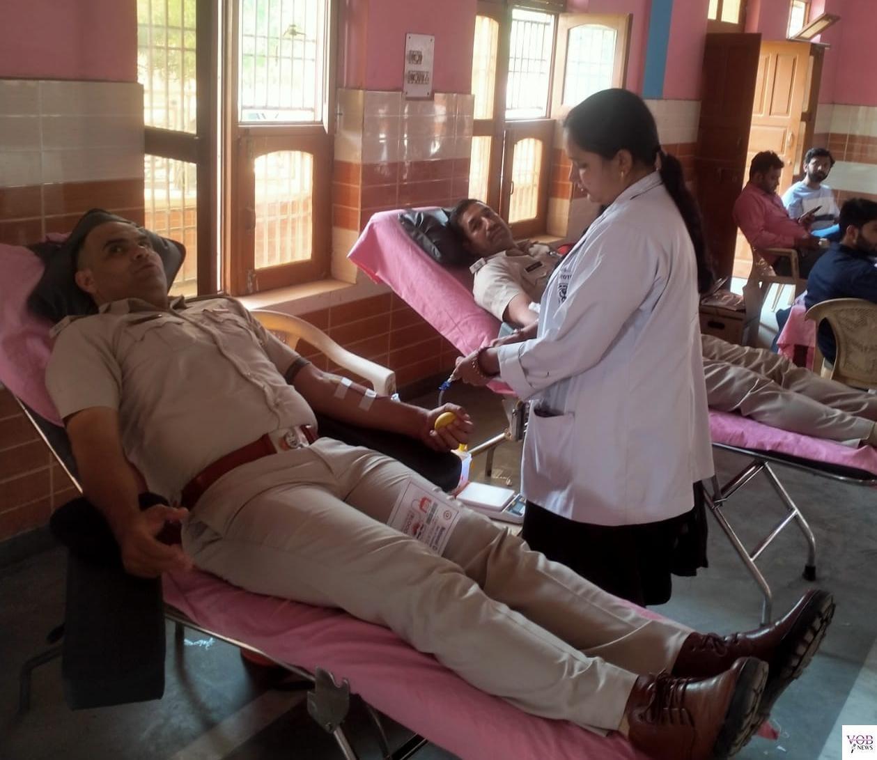 Read more about the article ब्लड डोनेशन कैंप में पुलिस चौकी मांडोठी के जवानों ने किया रक्तदान