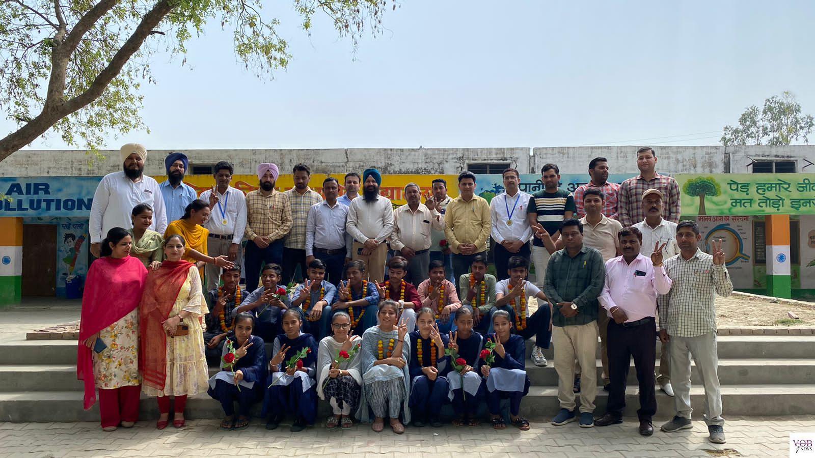Read more about the article विद्यालय डाचर की 10 वीं की छात्रा खुशी ने पाया प्रथम, रूबी रानी ने दूसरा व हिमांशु ने पाया तीसरा स्थान