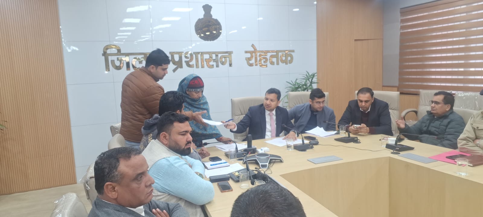 Read more about the article अधिकारी नागरिकों की शिकायतों का करें स्थायी समाधान :- उपायुक्त सचिन गुप्ता