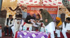 Read more about the article गांव बधौली में पूर्व सैनिक ने रखी विकास की मांगे, कृषि एवं किसान कल्याण मंत्री श्री श्याम सिंह राणा ने दिया पूरा करवाने का आश्वासन।