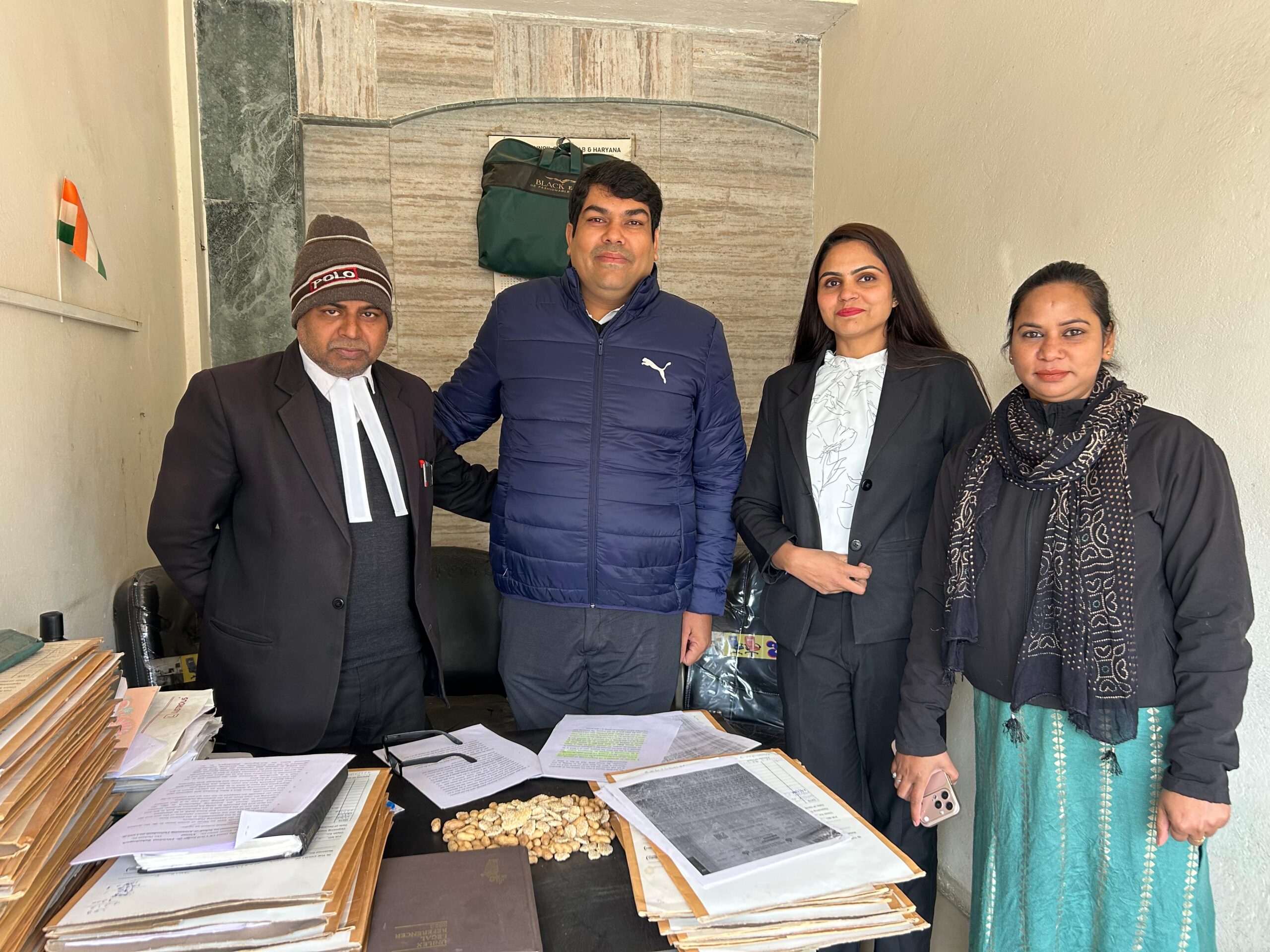 Read more about the article *बहादुरगढ़ बार एसोसिएशन के बेटे-भाई विक्रम सिंह छिल्लर ने वकीलों के साथ मनाई मकर संक्रांति, बांटी मूंगफली-रेवड़ी* 