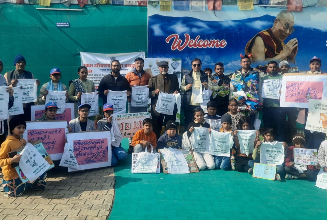 Read more about the article वैश्य आर्य शिक्षण महिला महाविद्यालय, बहादुरगढ़ की एनएसएस व वाईआरसी इकाइयों के स्वयंसेविकाओं द्वारा सब्ज़ी मंडी के समीप स्थित तिब्बत मार्केट में पॉलीथीन को ना कहें अभियान के अंतर्गत चलाया गया जागरूकता अभियान ।