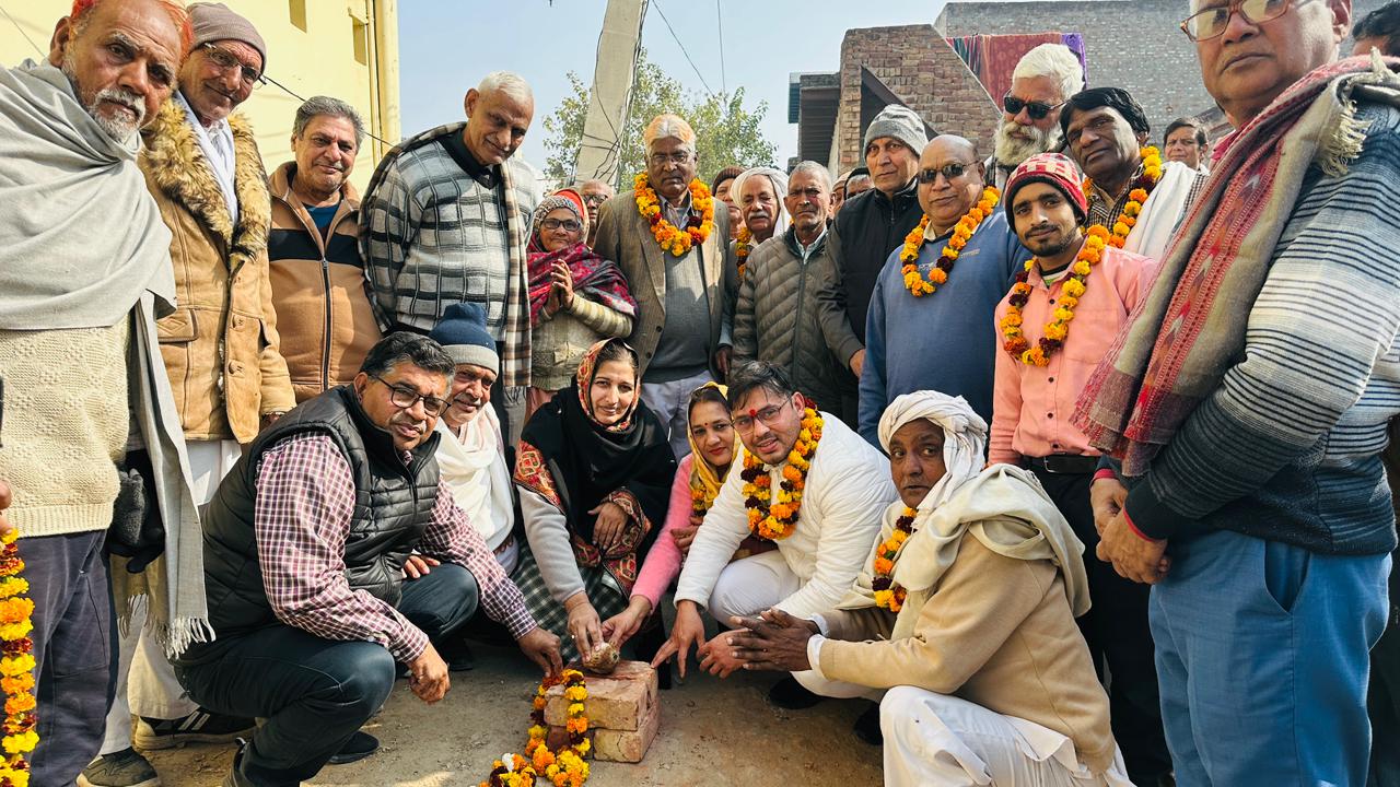 Read more about the article लाइनपार वार्ड-5 में विकास को मिली रफ्तार, डी-प्लान के तहत 2 गलियों के निर्माण कार्य का शुभारंभ