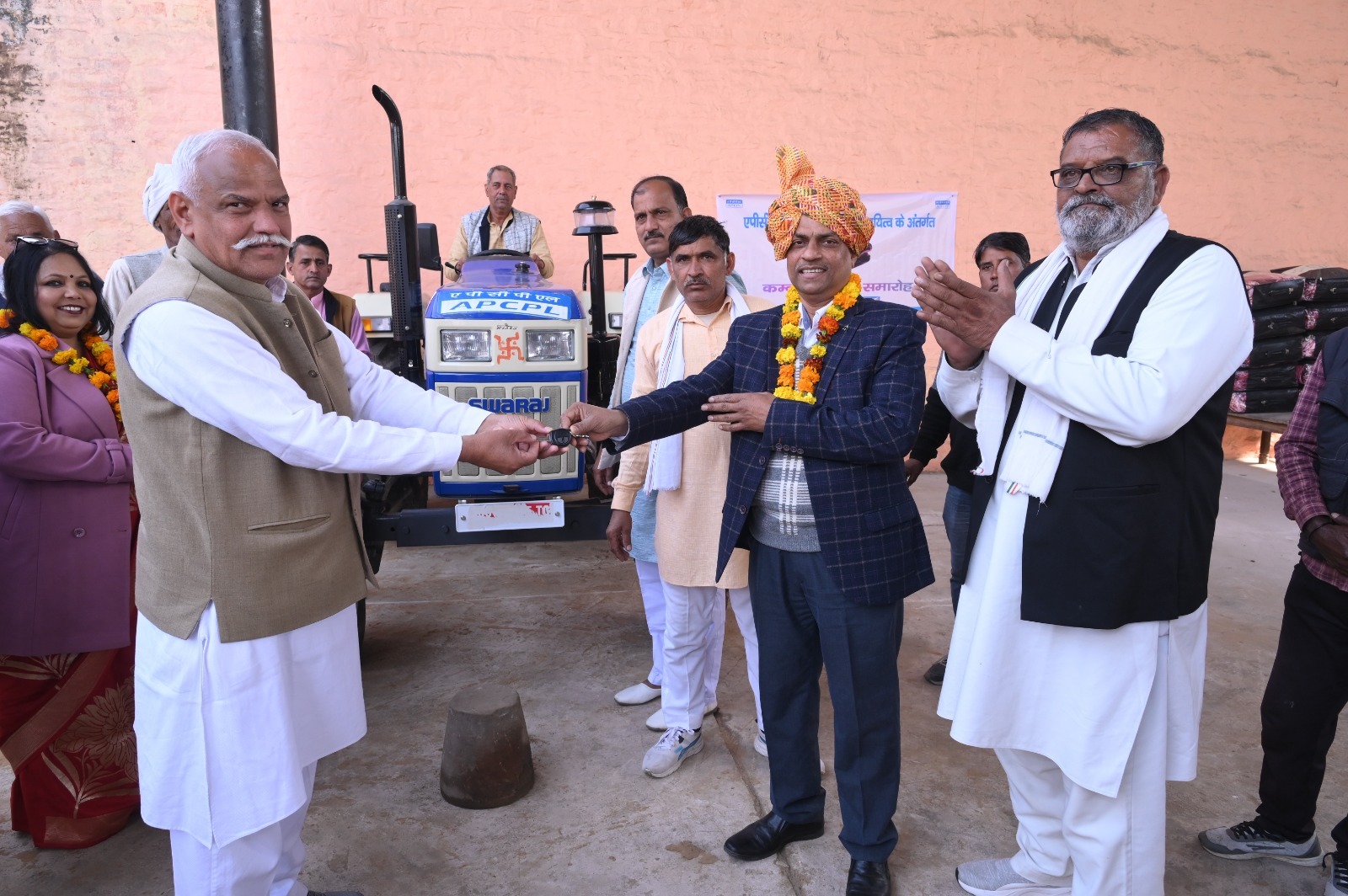 Read more about the article पशु कल्याण के लिए एपीसीपीएल पावर प्लांट ने दो ट्रैक्टर प्रदान किए और जरूरतमंदों को कंबल बांटे।