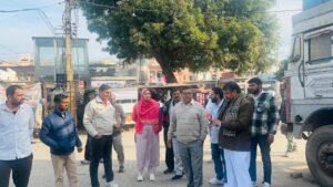 Read more about the article अनाज मंडी में सफाई व्यवस्था को लेकर चेयरपर्सन ने किया निरीक्षण