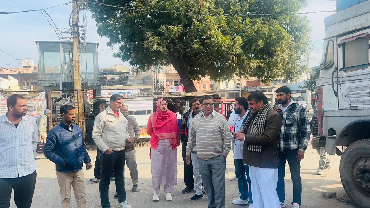 Read more about the article अनाज मंडी में सफाई व्यवस्था को लेकर चेयरपर्सन ने किया निरीक्षण