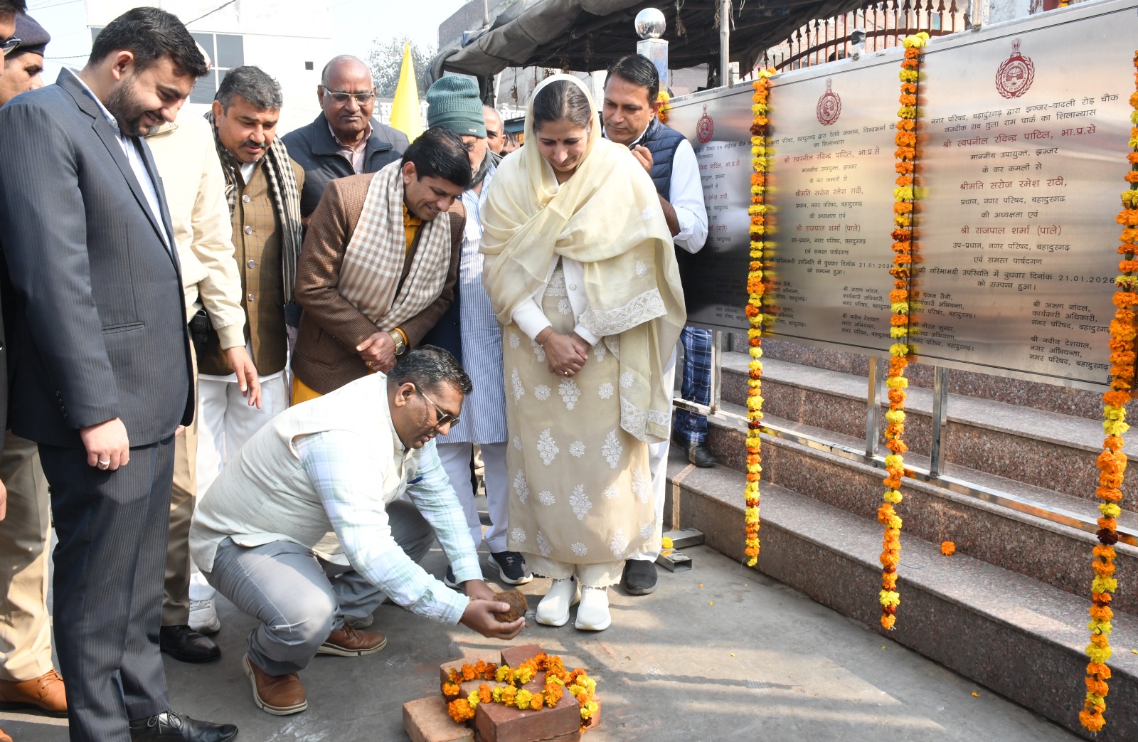 Read more about the article डीसी स्वप्निल रविंद्र पाटिल ने रखी चार चौकों का किया शिलान्यास : डीसी